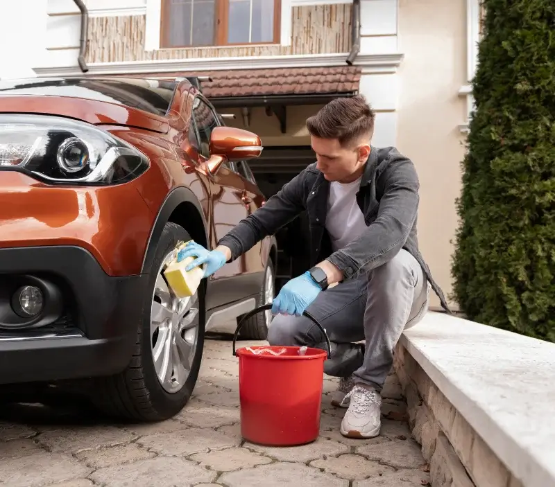 Lavage auto à domicile Pontaubault : professionnel intervenant sur un véhicule